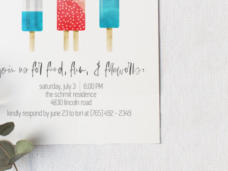 Puede incluir: Una invitaci&oacute;n blanca con un gr&aacute;fico de paleta de hielo roja, blanca y azul. El texto dice "join us for food, fun, & fireworks: saturday, july 3 | 6:00 PM the schmit residence 4830 lincoln road kindly respond by june 23 to tori at (765) 492-2349"