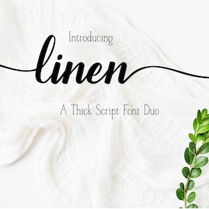 Peut inclure: Présentation de Linen, une police de caractères cursive épaisse. Le mot "Linen" est écrit en gras, en cursive, sur un fond blanc avec un tissu blanc et des feuilles vertes.