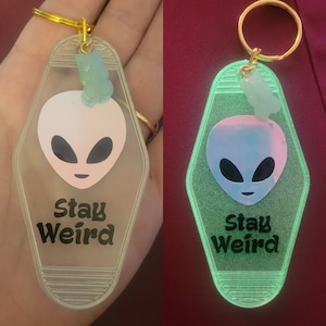Alien head stay weird keychain