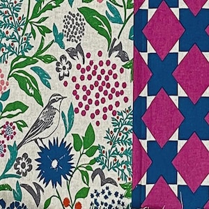 Op de afbeelding: Een verzameling stofpatronen met bloemen-, geometrische en gestreepte ontwerpen. De patronen omvatten roze en marineblauwe bloemen, een bloemmotief met een vogel, roze en blauwe geometrische vormen, grijs-witte strepen en een roze stippenpatroon.