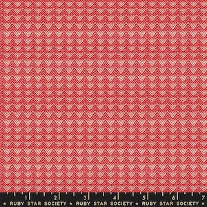 Può includere: Tessuto rosso e crema con motivo a spina di pesce. Il tessuto ha una trama tessuta e un motivo ripetuto di forme a V rovesciate. La parte inferiore dell'immagine contiene il testo "RUBY STAR SOCIETY".