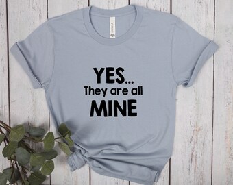 Könnte beinhalten: Ein hellblaues T-Shirt mit dem Aufdruck "YES... They are all MINE" in Schwarz.