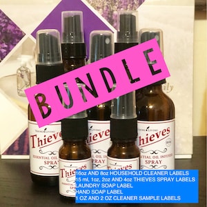 Può includere: Un pacchetto di flaconi spray di oli essenziali ed etichette di esempio. Le bottiglie sono in vetro ambrato con nebulizzatori neri. Le etichette riportano "Thieves Essential Oil Spray". Un banner rosa dice "BUNDLE".