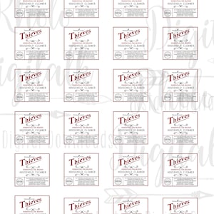 Può includere: Ventiquattro etichette quadrate bianche con bordo rosso e testo nero. Le etichette recitano "Thieves Essential Oil Blend Household Cleaner".