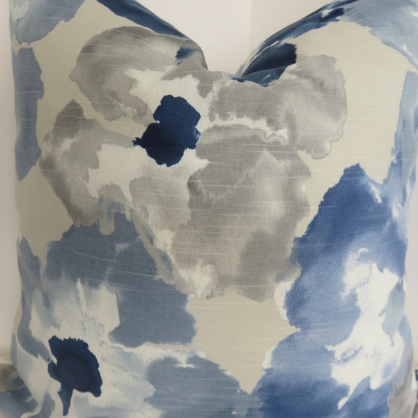 25x25 Aptura Floral Indigo Robert Allen Funda de almohada- acuarela, sombras gris azul y crema - funda de almohada