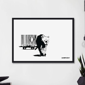 Könnte beinhalten: Schwarzweißdruck eines Leoparden, der mit einem Barcode auf einem LKW hinter sich geht. Das Kunstwerk ist unten rechts mit "Banksy" signiert.