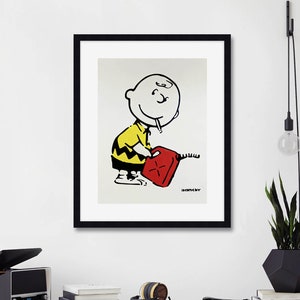 Peut inclure: Une illustration en noir et blanc d'un personnage de dessin animé tenant un bidon d'essence rouge. Le personnage porte une chemise jaune avec un motif en zigzag noir. L'image est encadrée en noir.
