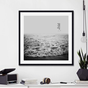 Könnte beinhalten: Schwarzweißfoto von Ozeanwellen, die an einem Sandstrand brechen. Das Bild enthält den Text "For you I know it's even hard to turn the tide."