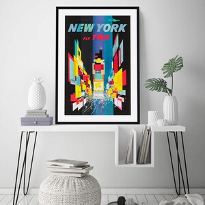 Pu&ograve; includere: Un poster vintage di viaggio che pubblicizza un viaggio a New York City con il testo "New York Fly TWA". Il poster presenta una rappresentazione astratta e colorata di Times Square di notte.