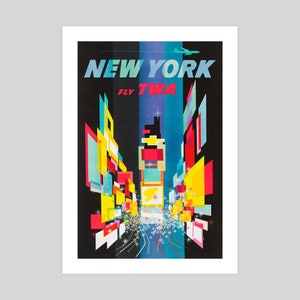Pu&ograve; includere: Un poster vintage di viaggio che pubblicizza voli per New York City con TWA. Il poster presenta un'immagine stilizzata di Times Square di notte con luci brillanti e un aereo che vola sopra. Il testo "NEW YORK FLY TWA" &egrave; in bella mostra.