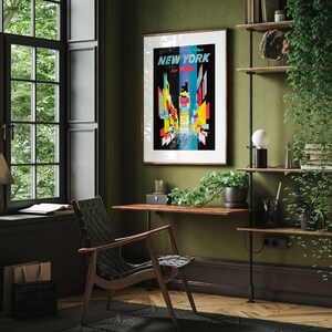 Pu&ograve; includere: Un ufficio domestico con una scrivania in legno e una sedia in pelle nera. Un poster incorniciato con il testo "NEW YORK FLY TWA" &egrave; appeso al muro. Il muro &egrave; dipinto di verde scuro. Ci sono mensole con piante e libri sul muro.