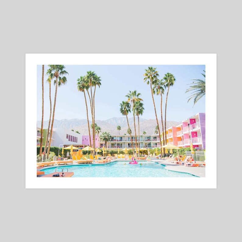K&ouml;nnte beinhalten: Ein farbenfrohes Motel im Stil der Mitte des Jahrhunderts mit einem Swimmingpool, umgeben von Palmen und gelben Liegest&uuml;hlen.