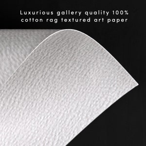 K&ouml;nnte beinhalten: Nahaufnahme eines wei&szlig;en, strukturierten K&uuml;nstlerpapiers. Das Papier hat eine subtile, raue Textur, &auml;hnlich wie bei Baumwolle. Das Papier ist leicht gekr&uuml;mmt, was seine Flexibilit&auml;t zeigt.