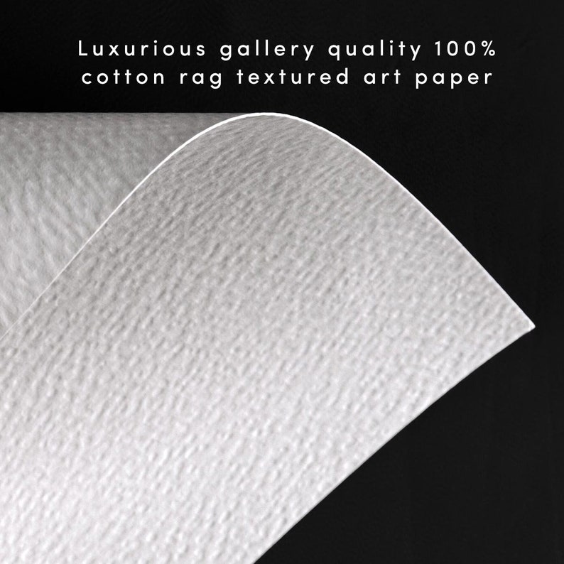 K&ouml;nnte beinhalten: Nahaufnahme eines wei&szlig;en, strukturierten K&uuml;nstlerpapiers. Das Papier hat eine subtile, raue Textur, &auml;hnlich wie bei Baumwolle. Das Papier ist leicht gekr&uuml;mmt, was seine Flexibilit&auml;t zeigt.