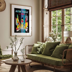 Pu&ograve; includere: Un divano in velluto verde con una struttura in vimini si trova in un soggiorno con un tavolino da caff&egrave; in legno e un poster sul muro che recita "NEW YORK FLY TWA".