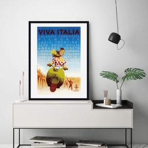 K&ouml;nnte beinhalten: Ein Vintage-Reiseposter, das eine Tour durch Italien bewirbt. Das Poster zeigt eine Frau, die auf einem gr&uuml;nen Roller vor einem Geb&auml;ude mit blauem Himmel im Hintergrund f&auml;hrt. Der Text auf dem Poster lautet "Viva Italia" und listet verschiedene Regionen Italiens auf.