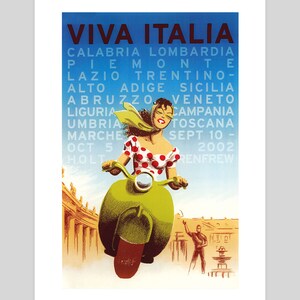 K&ouml;nnte beinhalten: Ein Vintage-Reiseposter, das eine Tour durch Italien bewirbt. Das Poster zeigt eine Frau in einem rot-wei&szlig; gepunkteten Kleid, die einen gr&uuml;nen Roller f&auml;hrt. Der Text auf dem Poster lautet "Viva Italia" und listet verschiedene Regionen Italiens auf.