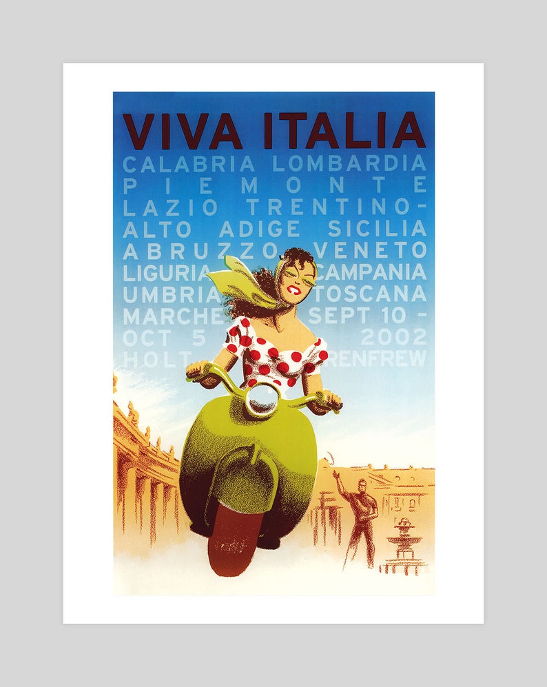 K&ouml;nnte beinhalten: Ein Vintage-Reiseposter, das eine Tour durch Italien bewirbt. Das Poster zeigt eine Frau in einem rot-wei&szlig; gepunkteten Kleid, die einen gr&uuml;nen Roller f&auml;hrt. Der Text auf dem Poster lautet "Viva Italia" und listet verschiedene Regionen Italiens auf.