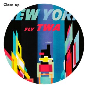 Pu&ograve; includere: Un poster vintage di viaggio con un design geometrico colorato che presenta il testo "NEW YORK FLY TWA" su uno sfondo blu e nero.