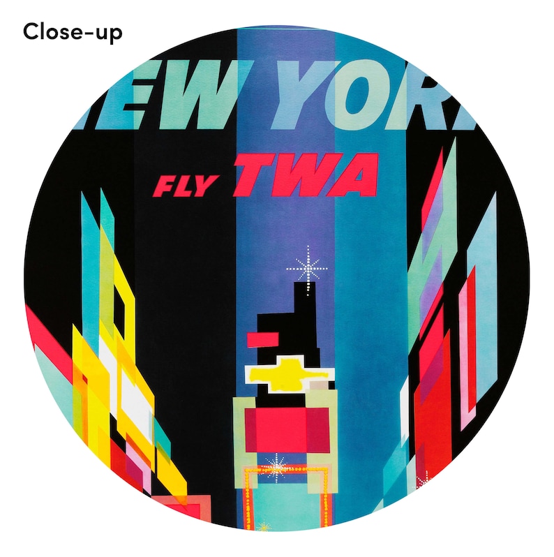 Pu&ograve; includere: Un poster vintage di viaggio con un design geometrico colorato che presenta il testo "NEW YORK FLY TWA" su uno sfondo blu e nero.