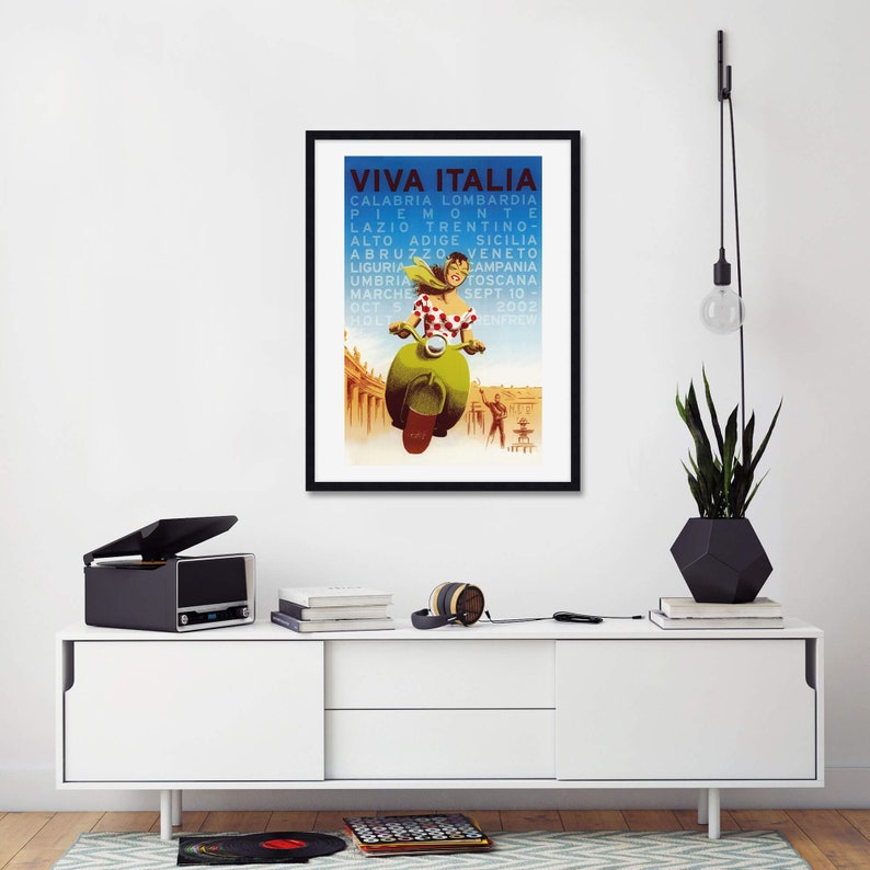 K&ouml;nnte beinhalten: Ein Vintage-Reiseposter, das eine Reise nach Italien bewirbt. Das Poster zeigt eine Frau, die vor einem Geb&auml;ude mit blauem Himmel im Hintergrund auf einem Roller f&auml;hrt. Der Text auf dem Poster lautet "Viva Italia" und listet verschiedene Regionen Italiens auf.