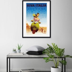 K&ouml;nnte beinhalten: Ein Vintage-Reiseposter, das eine Reise nach Italien bewirbt. Das Poster zeigt eine Frau, die vor einem Geb&auml;ude mit dem Text "VIVA ITALIA" und einer Liste italienischer Regionen auf einem Roller f&auml;hrt.