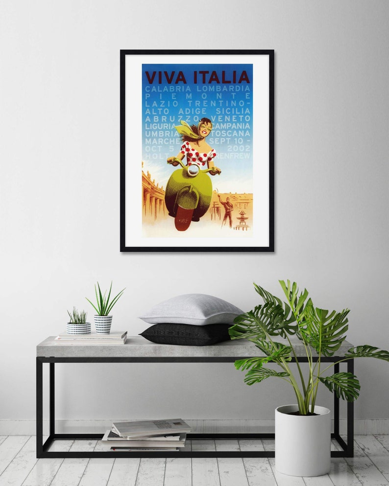 K&ouml;nnte beinhalten: Ein Vintage-Reiseposter, das eine Reise nach Italien bewirbt. Das Poster zeigt eine Frau, die vor einem Geb&auml;ude mit dem Text "VIVA ITALIA" und einer Liste italienischer Regionen auf einem Roller f&auml;hrt.