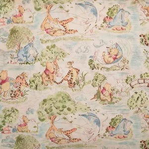 Puede incluir: Un patrón repetido con Winnie the Pooh y sus amigos en una escena exterior caprichosa. El diseño incluye ilustraciones de Pooh, Tigger, Eeyore y Piglet, sobre un fondo de árboles, agua y un puente. La paleta de colores es suave, con tonos pastel.