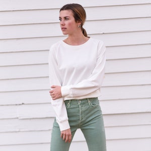 Sweat-shirt en coton à col d’équipage pour femmes, un sweat-shirt minimaliste à manches raglan blanches, un pull à col d’équipage blanc