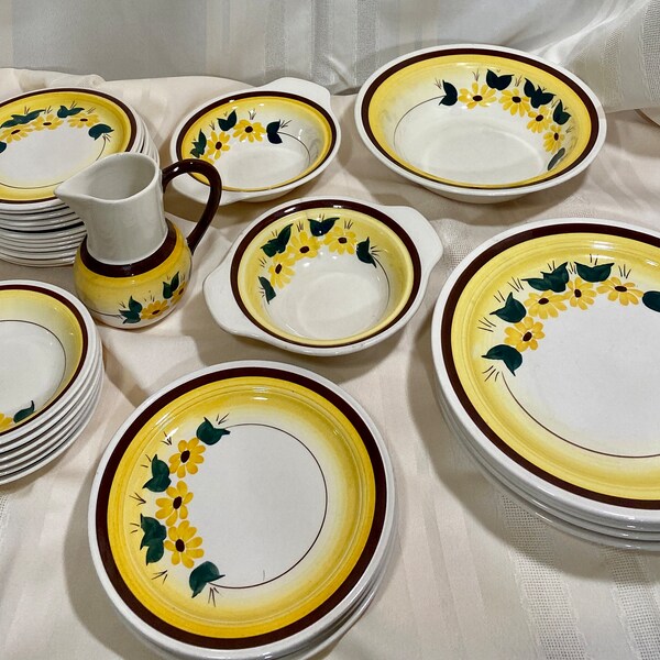 Vernon Kilns, BLACK EYED SUSAN, Handpainted Underglazes California, Plates, Bowls, Small Water Jug, Serving/Veggie bowl, 1940's