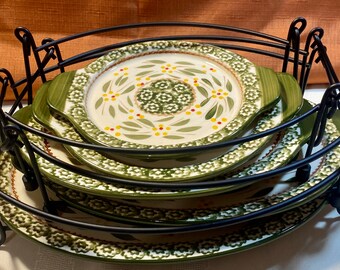 temp-tations Presentable Ovenware by TARA OLD WORLD Pattern. 5 Piece set, 3 Oval Platters in Metal Carrying Rack, 2 Round Plates