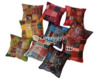 Puede incluir: Surtido de 10 almohadas de patchwork coloridas con bordados e incrustaciones intrincadas. Las almohadas están hechas de varias telas y presentan una mezcla de colores, incluyendo rojo, azul, verde, amarillo y marrón.