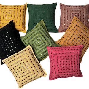 Puede incluir: Conjunto de ocho almohadas decorativas con diseños bordados y detalles de espejo. Las almohadas son de varios colores, incluyendo amarillo, verde, rosa y negro.