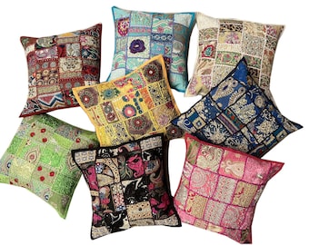 Puede incluir: Surtido de ocho cojines decorativos coloridos con diseños de patchwork bordados. Los cojines están hechos de varias telas y presentan diferentes colores, incluyendo rojo, verde, azul, amarillo y rosa.