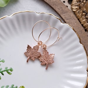 Ready to ship - Ohrringe rosegold vergoldet " Maple Leaves "  - schlichte Creolen mit Anhornblätter Anhängern