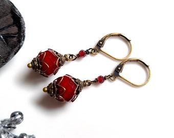 Prêt à expédier - Boucles d'oreilles bronze "Blood Countess" rouge foncé bordeaux