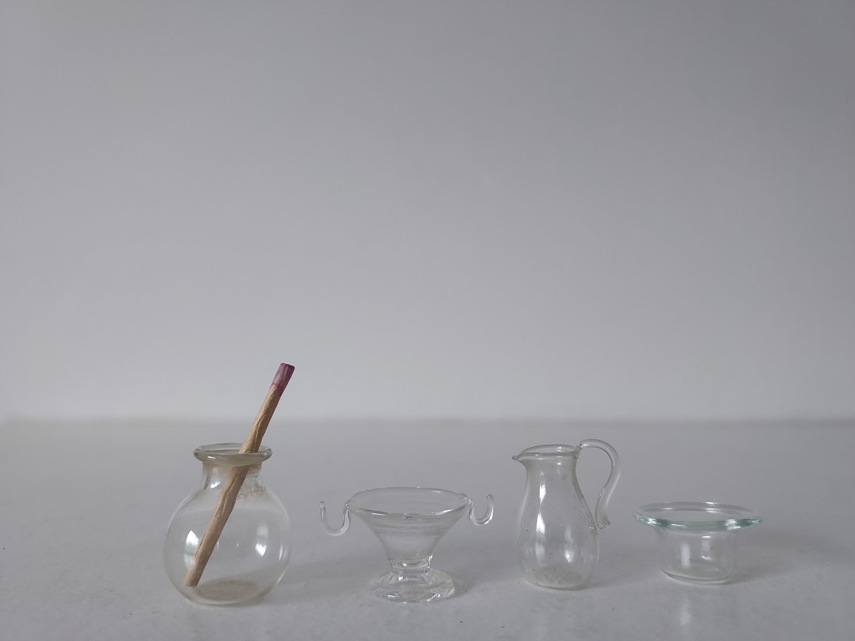 LOT D'ANCIENS ÉLÉMENTS de dinettes pour maison de poupée, porcelaine, verre etc EUR 37,50 - FR