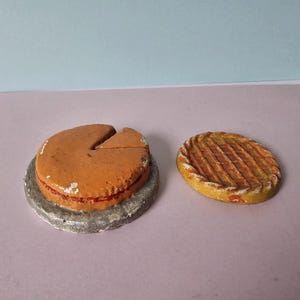 Miniaturowy domek dla lalek z gipsu, ciasto i tort