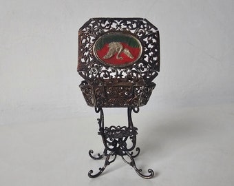Boîte à couture miniature antique en métal doux