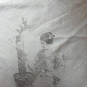 Jedwabny szalik w stylu vintage z wcześnie wydrukowaną fotografią Japonki