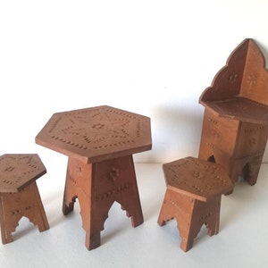 Handgeschnitzter Miniatur Tisch und Stühle