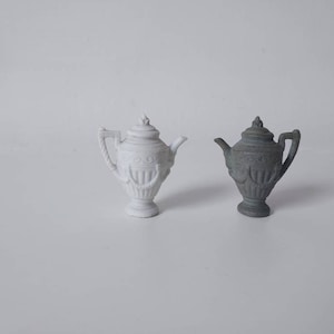 Urnes ou cafetières miniatures de maisons de poupées antiques