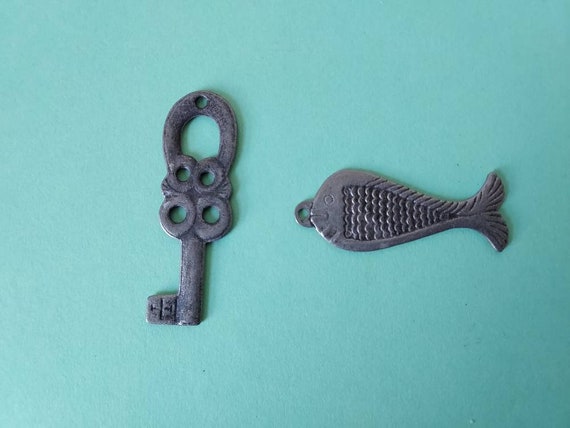 ヴィンテージの幸運の鍵または魚のチャーム - Etsy 日本 