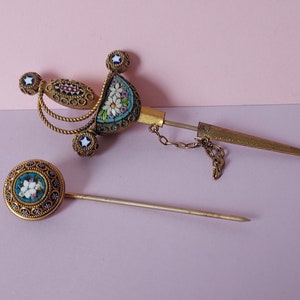 Espada o alfiler micromosíaco antiguo
