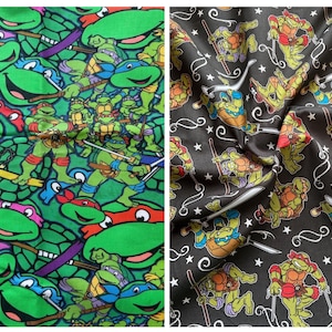 Puede incluir: Dos patrones de tela con las Tortugas Ninja. El lado izquierdo muestra un fondo verde con un estampado denso y superpuesto de caras de tortugas y personajes de cuerpo completo. El lado derecho muestra un fondo negro con estrellas blancas.