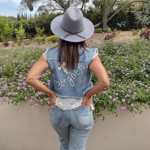 Jeansjackenweste, handbemalte Jeansjacken, Western-Jeansjacke, Spitzenweste, Upcycled-Jeansweste, christliche Jeansjacke