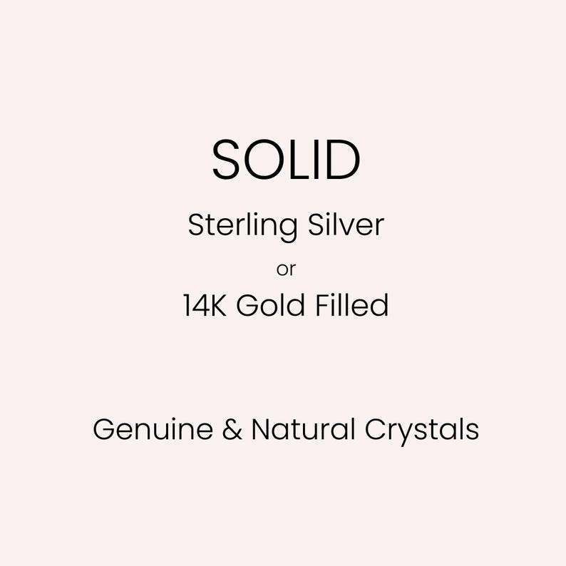 Może przedstawiać: Obraz z tekstem, kt&oacute;ry brzmi "SOLID", "Sterling Silver or 14K Gold Filled" i "Genuine & Natural Crystals" na jasnor&oacute;żowym tle. Tekst jest prostą, nowoczesną czcionką.