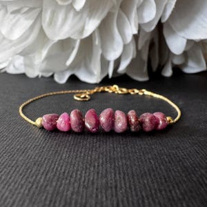 Bracelet ou chaîne de cheville en cristal brut rubis brut - Bracelet de cheville en argent sterling ou gold filled