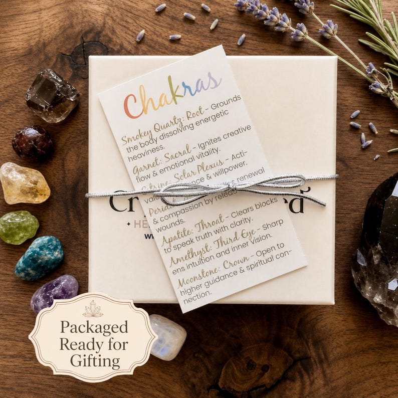 Pu&ograve; includere: Una confezione regalo color crema con un nastro d'argento, circondata da pietre preziose e lavanda secca. Un biglietto descrive i chakra e le loro propriet&agrave;. Un adesivo sulla scatola dice "Packaged Ready for Gifting".