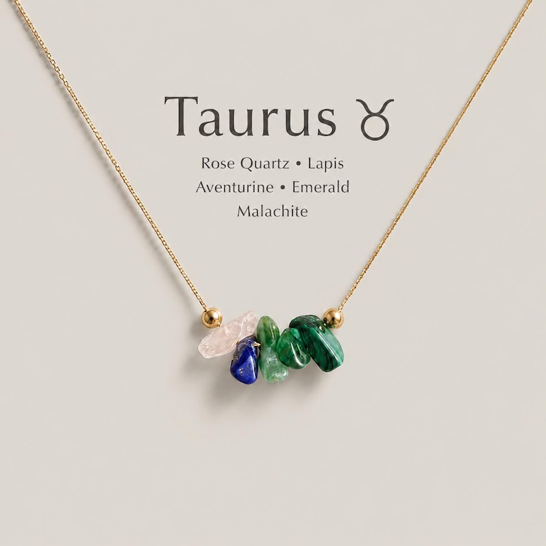 K&ouml;nnte beinhalten: Eine goldene Halskette mit einer Ansammlung roher Edelstein-Chips, darunter Rosenquarz, Lapislazuli, Aventurin, Smaragd und Malachit. Der Text Taurus mit dem Symbol und die Liste der Steine sind auf der Anzeigekarte &uuml;ber dem Anh&auml;nger gedruckt.